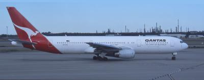 u46/airpaul/medium/33926191.VHZXCQantasB767300.jpg