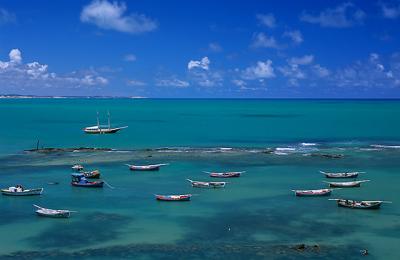 Barcos ancorados na praia principal de pipa