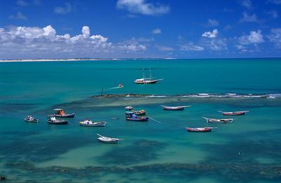 Barcos ancorados na praia principal de pipa2