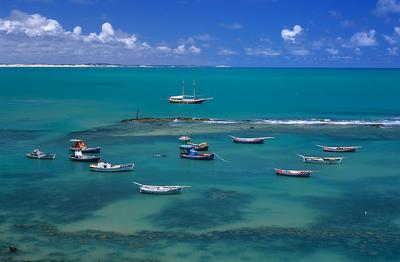 Barcos ancorados na praia principal de pipa3