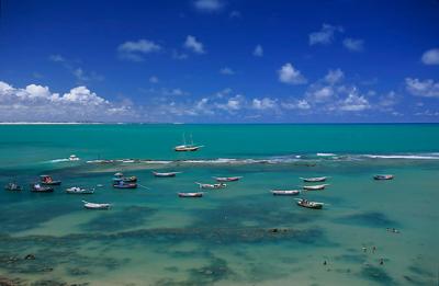 Barcos ancorados na praia principal de pipa4