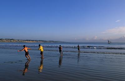 Pescadores puxando rede de arrasto na praia de Ponta Negra, Natal, RN