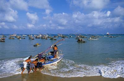 pescadores partindo para o mar na praia do mucuripe