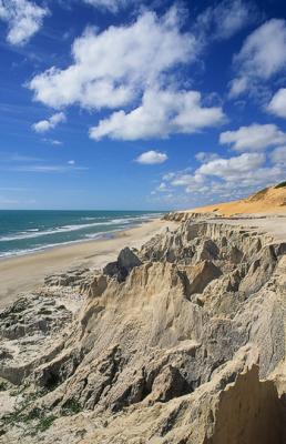 morro branco vertical com nuvens