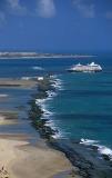 Praia do Meio com Fortaleza dos Reis Magos e navio transatlntico ao fundo, Natal, RN