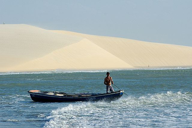 pescador aprumando barco em jericoacoara