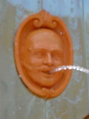 PlazadItaliaHeadFountain.jpg