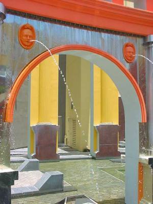 PlazadItaliaHeadFountainArch.jpg