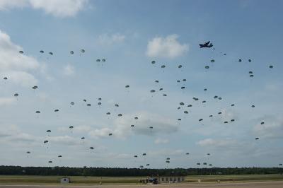 u46/ardave/medium/29852312.NineC130sdropping300paratroopersfrom82ndairborne.jpg
