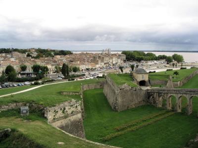 Blaye: citadelle, with the town