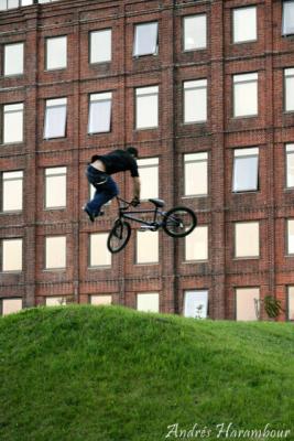 u46/burger_bmx/medium/35447980.emilianotailwhip2310.jpg