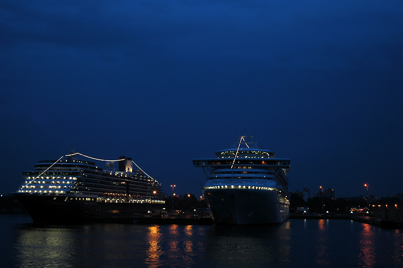 cruise ships 3.jpg