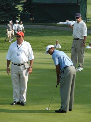 u46/conksout/medium/33830003.Tigeronputtinggreen.jpg