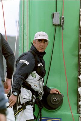 2002 - Grand prix de Fcamp - Loc Peyron monte au mt de son trimaran Fujifilm