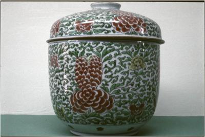 Porcelain pot and top