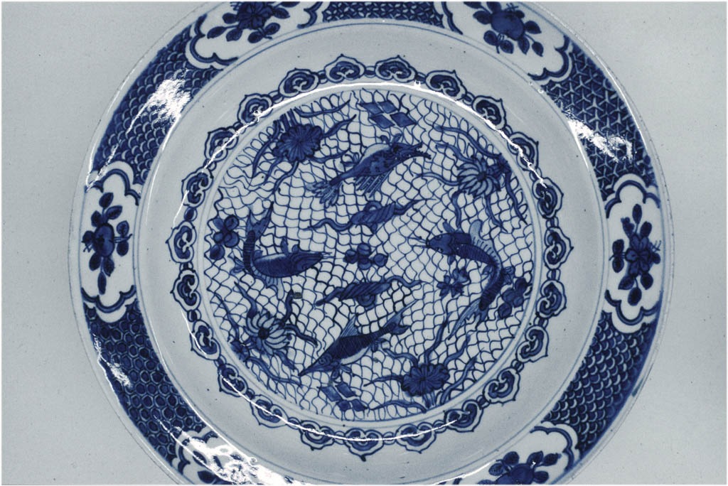 Porcelain with fish net motive