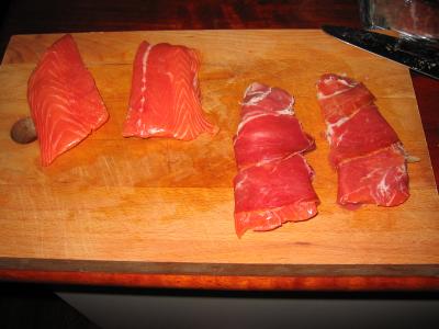 Envolver los trozos de salmon cubriendolos bien con el jamon