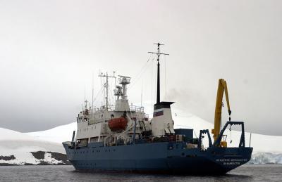 Akademik Shokalskiy Anchored 8607