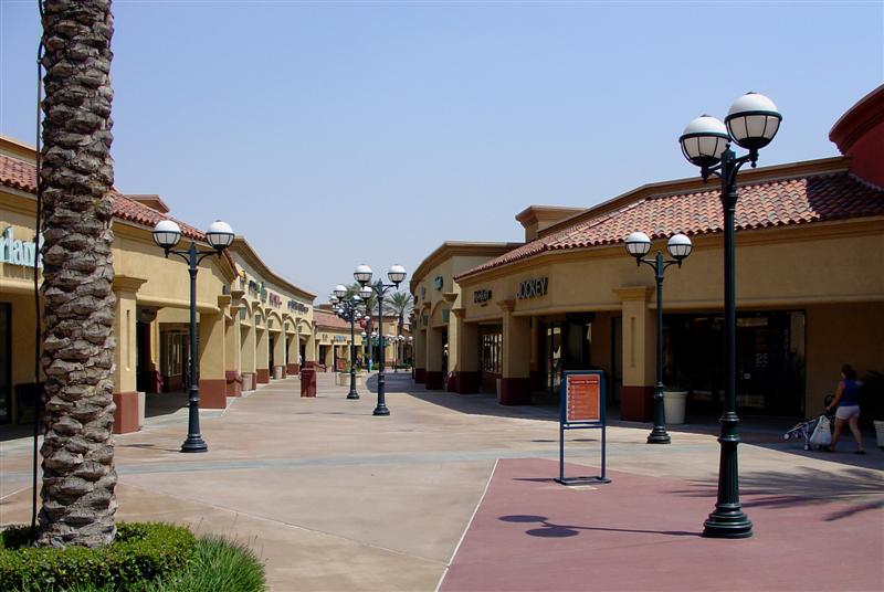 DSC01821 - An outlet mall near Palm Springs photo - Jerry Curtis photos at www.neverfullmm.com