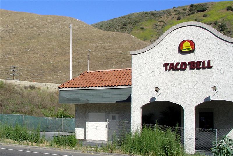 DSC01885 - Abandoned Taco Bell on the LA Freeway