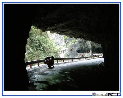 Around the tunnel of nine turns (Chiuchudung).