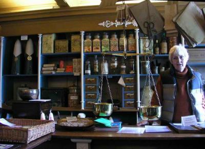 Uitbreiding en eigen productie

Dat eerste winkeltje stond in Oostzaan, een dorpje in de Zaanstreek. Een replica van die winkel staat nu nog in het openluchtmuseum De Zaanse Schans. Acht jaar nadat hij de nering van zijn vader overnam, opende een enthousiaste Albert Heijn zijn eerste filiaal in Purmerend. Hij begon ondertussen ook met eigen productie. Vanaf 1895 werden in de keuken van een herenhuis in Zaandam eigen koekjes gebakken. Achter de winkel in Oostzaan brandde hij zijn eigen koffie. Leuk is dat we tot op de dag van vandaag onze eigen koffie maken. Je weet wel: Perla.


