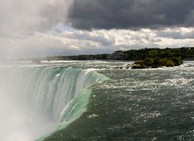 Water falling off the Horseshoe Falls...we're that close...