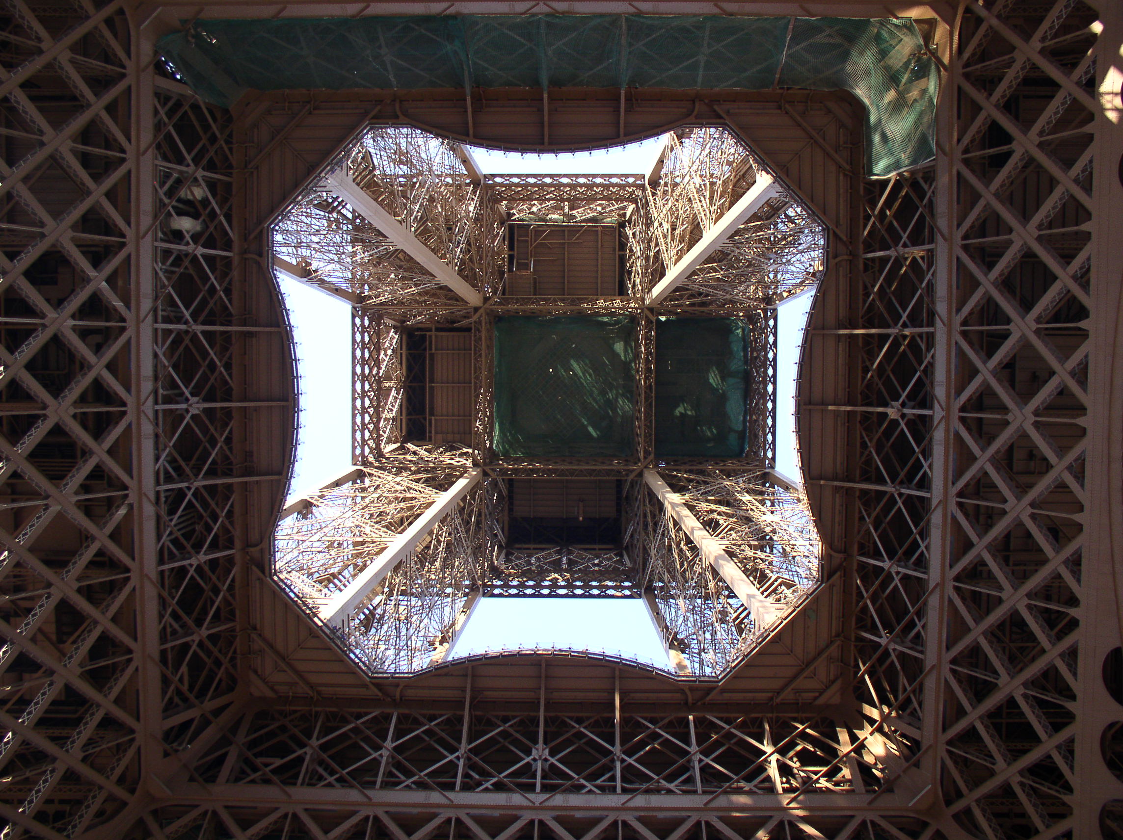 Eiffel Tower - thru cntr.jpg