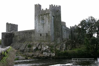 117_Cahir_Castle_River_flowing_by.jpg