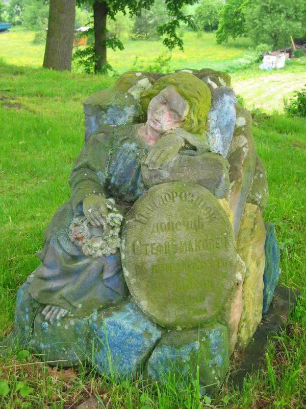 Nagrobek na przycerkiewnym cmentarzu w Dobrej<small>(134-3463_IMG.JPG)</small>