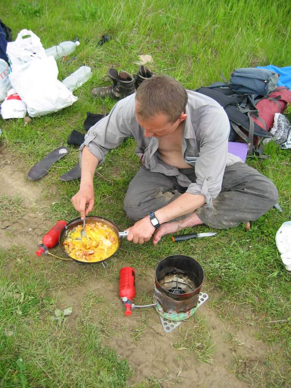 Paweł P przygotowuje jajecznicę.<small>(135-3512_IMG.JPG)</small>