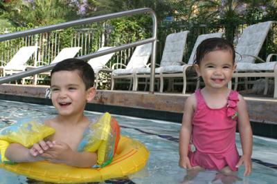 u46/rn65/medium/29851829.ChristianClaireDisneylandhotelpool.jpg