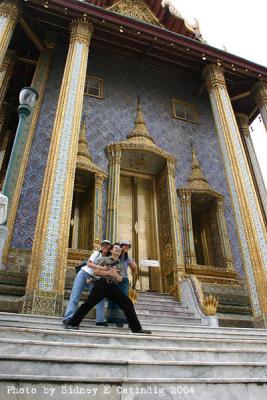 Icel, Mel and Ainna goofing around in front of Phra Maha Mondop, Wat Phra Kaeo