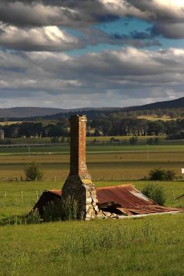 collapsed pioneer hut Collector 2.jpg