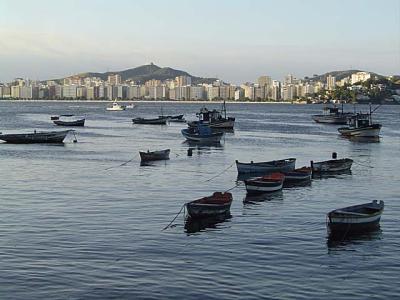 Barcos e Icara ao fundo