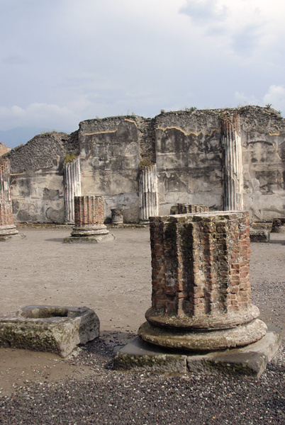 Broken-Columns-Pompei