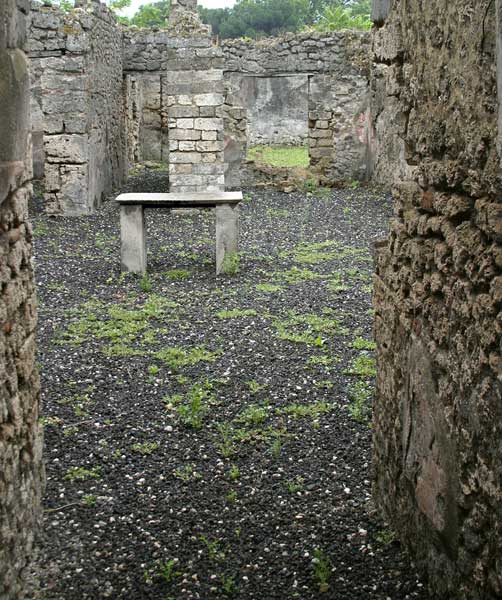 Pompei-Stone-Table-in-Court