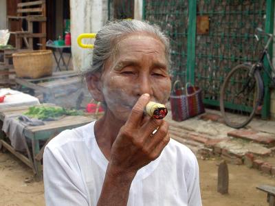 Old Woman smoking a cherot at the Nyaung Oo Market
