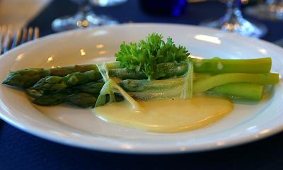 Asparagus with hollondais sauce