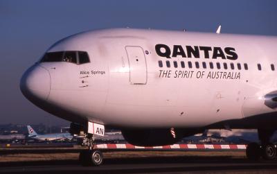 VH-EAN  Qantas B767-300    Close-up.jpg