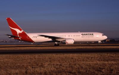 VH-OGM  Qantas  B767-300.jpg
