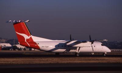 VH-TQH  Qantas  DHC-8  100.jpg