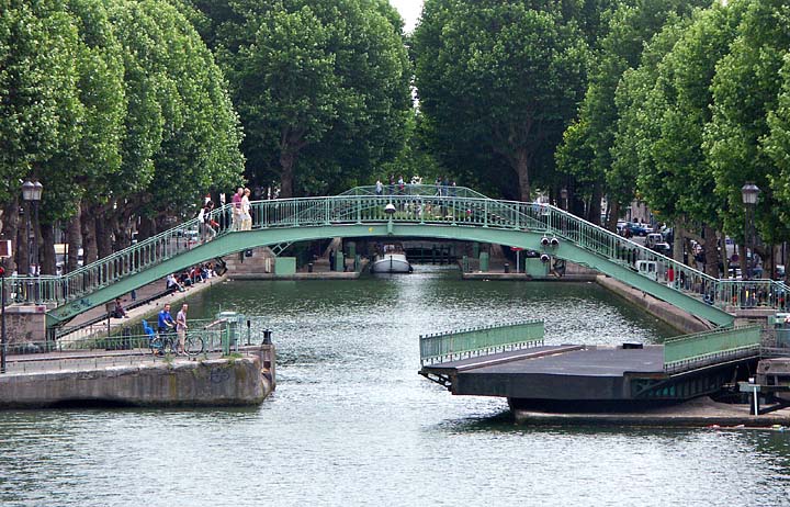 Bridge in movement, Canal St Martin