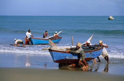 Chegada de pescadores na praia de Munda
