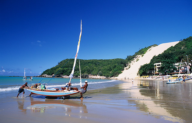 Chegada de jangadas em Ponta Negra, Natal, RN