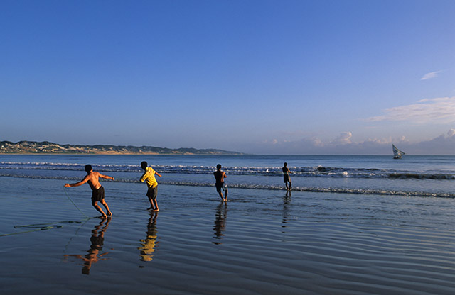 Pescadores puxando rede de arrasto na praia de Ponta Negra, Natal, RN