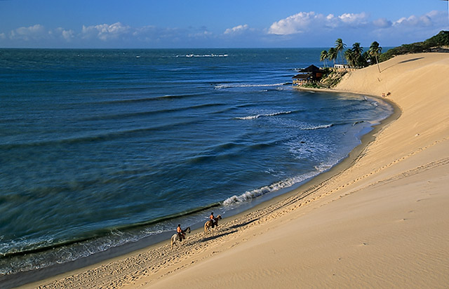 Passeio de cavalo na paradisaca praia de Genipabu, RN