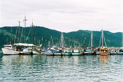 Barcos na baa de Paraty