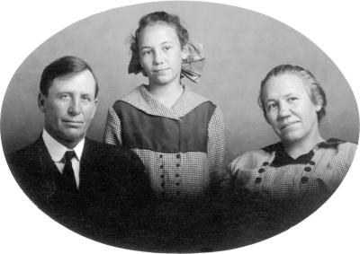 Leander, Mary Lenora, & Grace (Dever) Smith, 1916