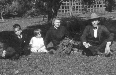 Erwin Julius & Margery Mia Henning, Oma Hofacker, & Al Hofer, abt. 1918